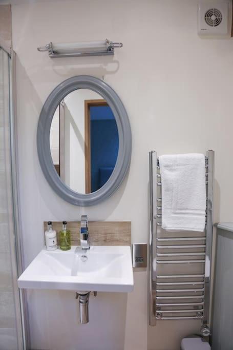Barley - Cosy Stylish Apartment - Easy Access To Bath And Many Nearby Attractions Box  Ngoại thất bức ảnh